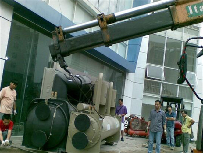 吉安市随车吊和汽车吊的核心区别是什么？哪种更省钱？